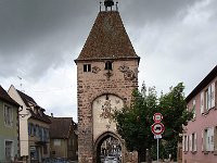 La médiévale Porte de Strasbourg,  seul vestige des fortifications, est toujours là.
